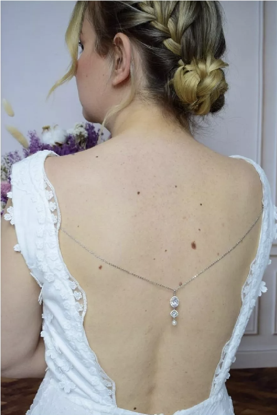 robe de mariée dos nu avec bijou mariage collier de dos